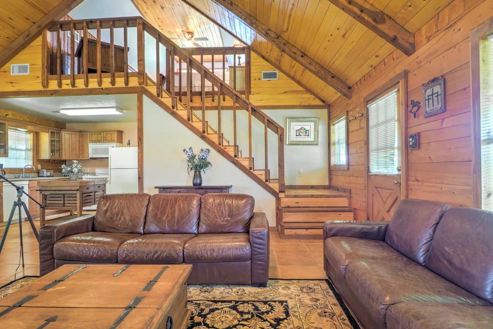 On Farm: Rustic Carmine Log Cabin w/ Porch! House in Texas