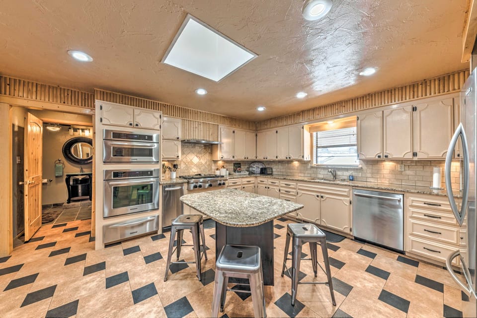 Spacious Ruidoso Home w/ Hot Tub & Fireplaces House in Ruidoso