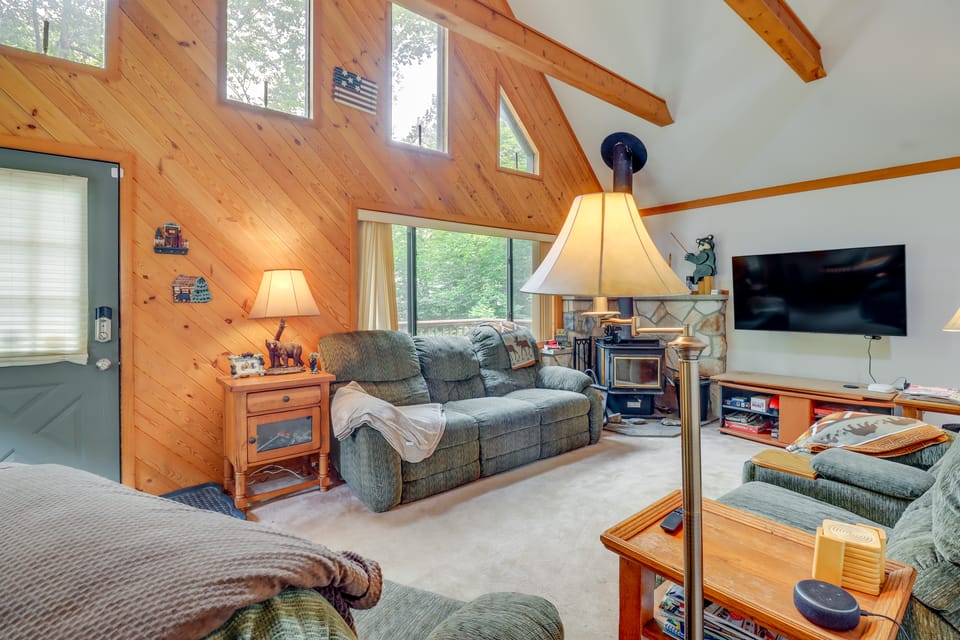 Lake Access & Decks: Pet-Friendly Poconos Cabin! House in Coolbaugh Township