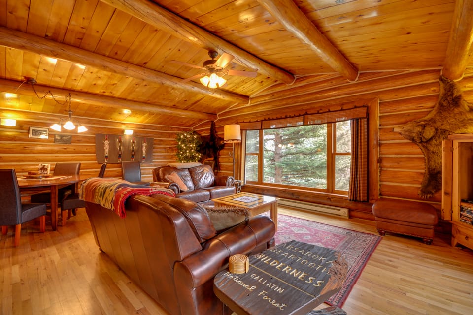 'Honey's Cabin' in McLeod: Fish, Hike & Views! House in Montana