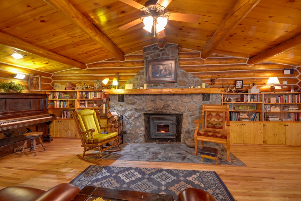 'Honey's Cabin' in McLeod: Fish, Hike & Views! House in Montana