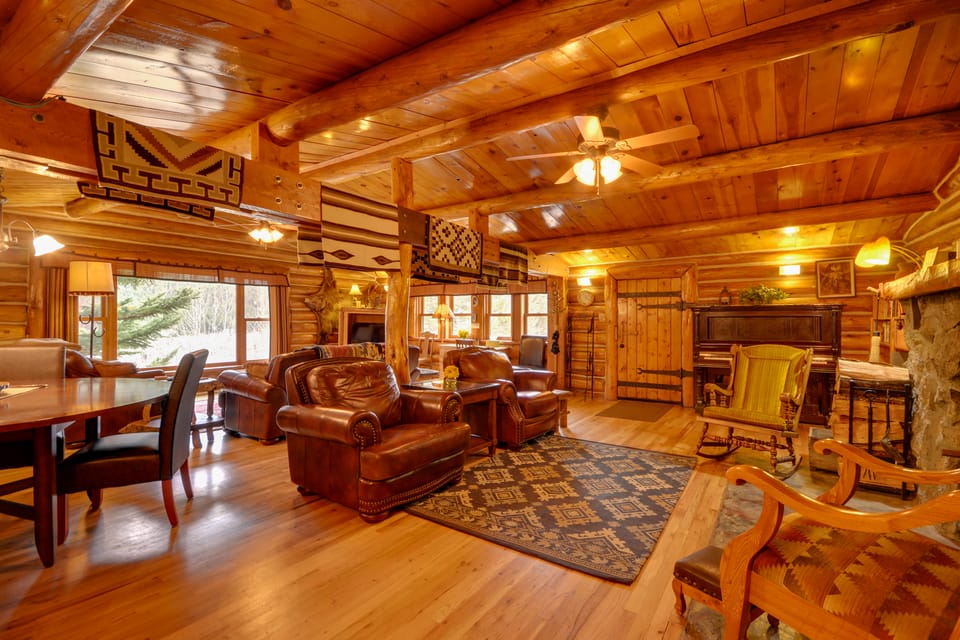 'Honey's Cabin' in McLeod: Fish, Hike & Views! House in Montana