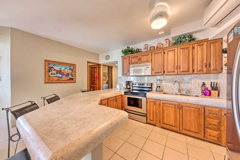 Condo in Plaza Nautica < 1 Mile to The Arch! Apartment in Cabo San Lucas