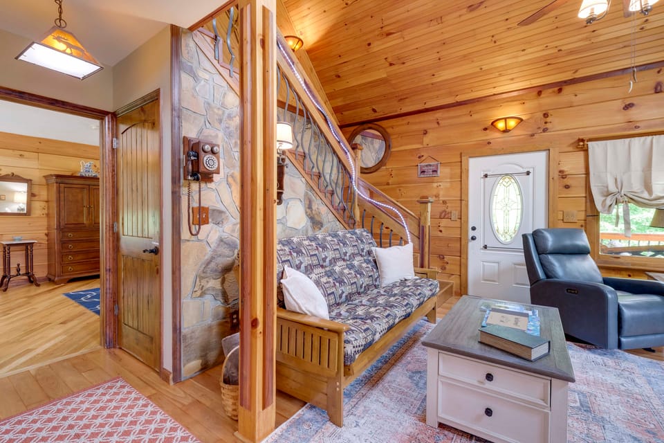 ‘Lakewood Lodge’ Escape w/ Fire Pit House in Claytor Lake