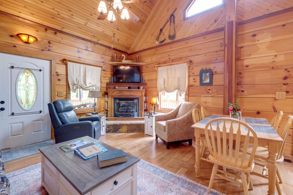 ‘Lakewood Lodge’ Escape w/ Fire Pit House in Claytor Lake