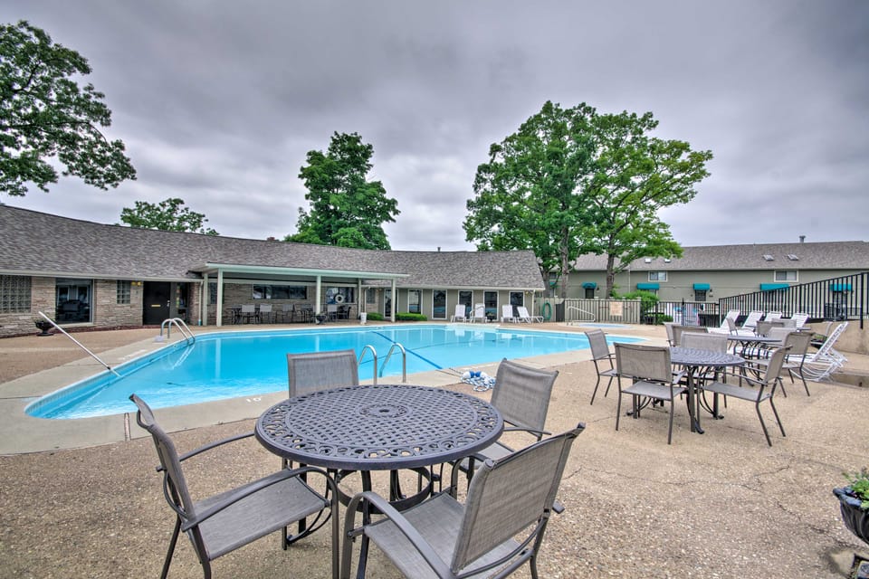 2 Mi to Margaritaville! Lake-View Retreat w/ Pool Apartment in Lake of the Ozarks