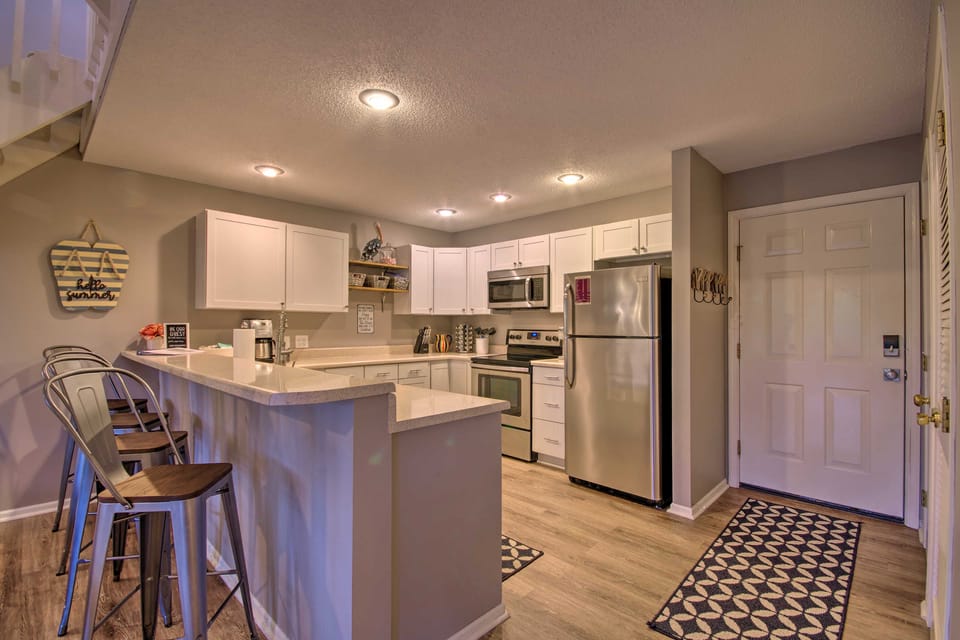 2 Mi to Margaritaville! Lake-View Retreat w/ Pool Apartment in Lake of the Ozarks