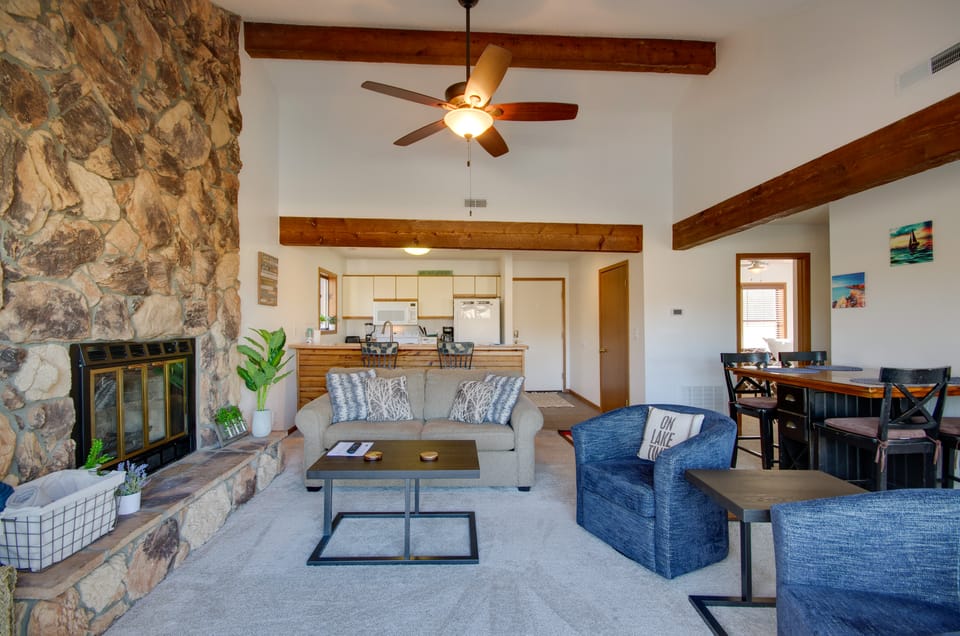 Pool & Lake Access! 3rd-Floor Osage Beach Retreat Apartment in Osage Beach