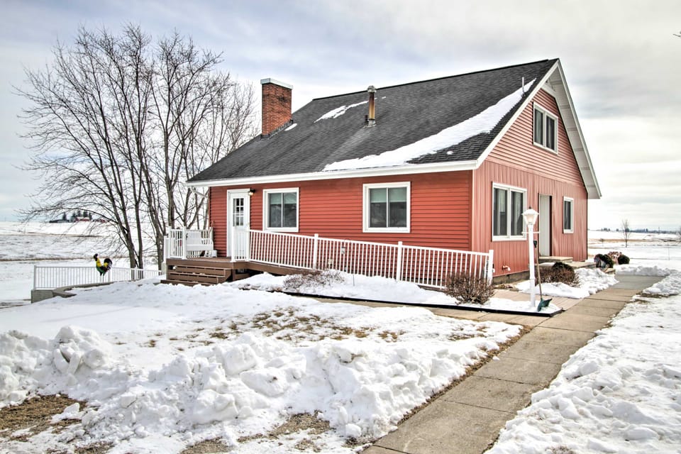 Cozy Postville Retreat w/ Fireplaces & Yard! House in Iowa