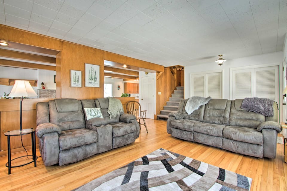 Cozy Postville Retreat w/ Fireplaces & Yard! House in Iowa