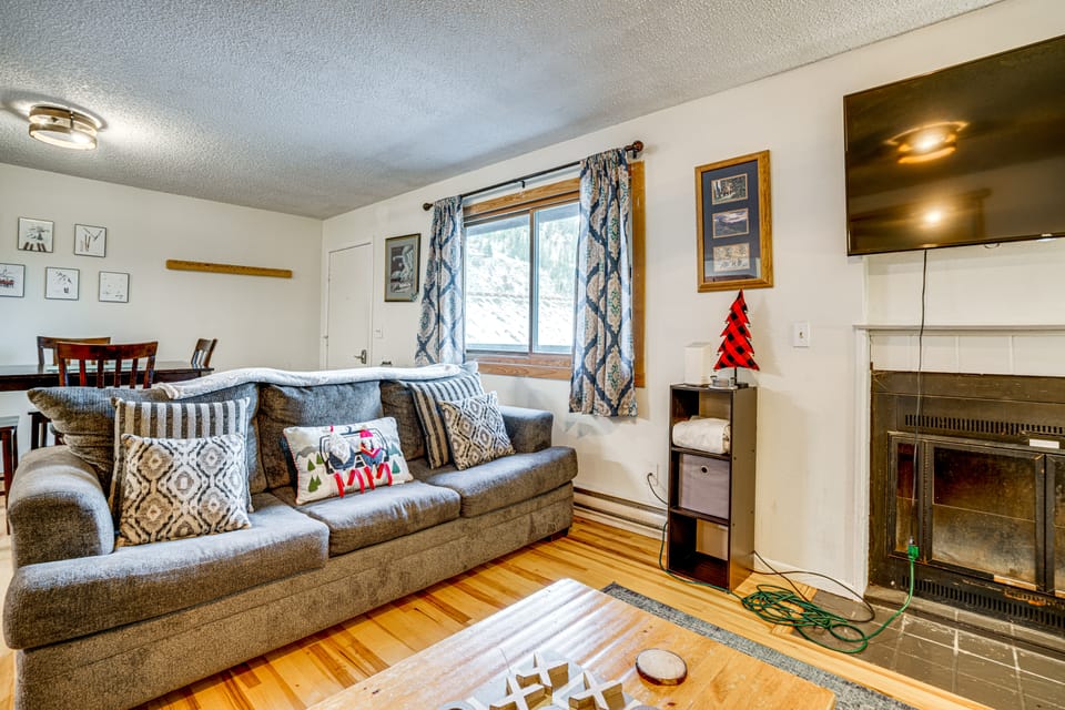 Walk to Main St: Recently Renovated Frisco Condo Apartment in Frisco