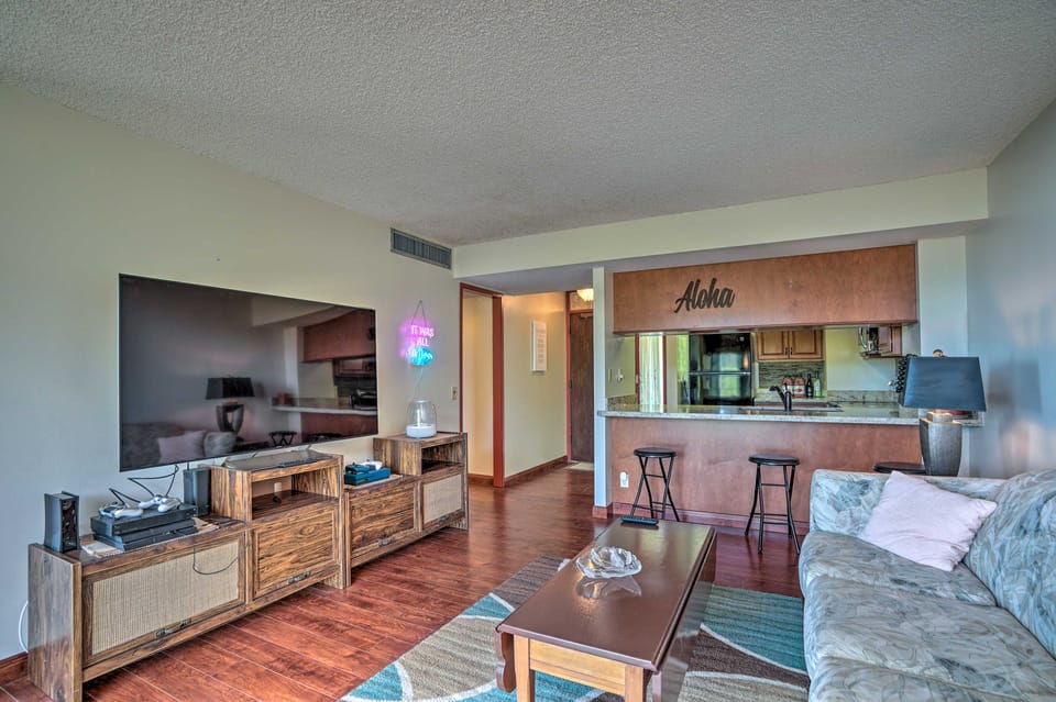 Lush Condo w/ Community Pool, 1 Mi to Beach! Apartment in Makaha Valley