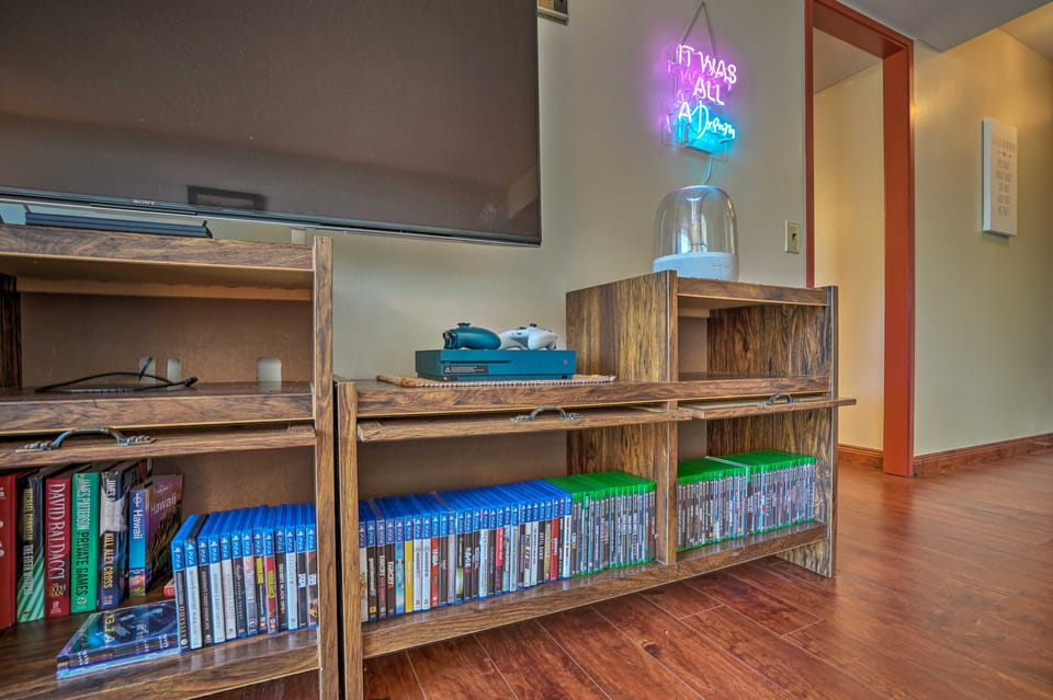 Lush Condo w/ Community Pool, 1 Mi to Beach! Apartment in Makaha Valley