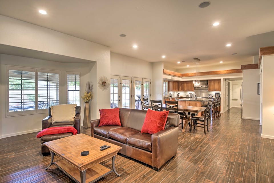 11 Mi to Phoenix: Group Escape w/ Patio & Bar! House in Tempe