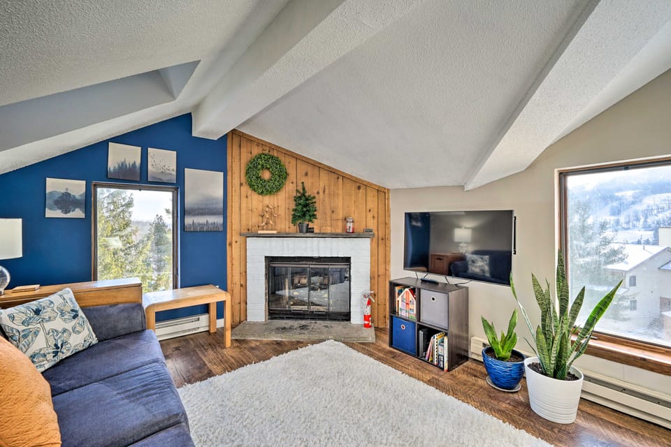 Steps to Ski Shuttle! Snow Mountain Village Condo Apartment in Dover