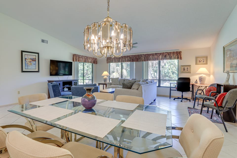Lanai + Community Pool Access: Sarasota Oasis! Villa in Florida