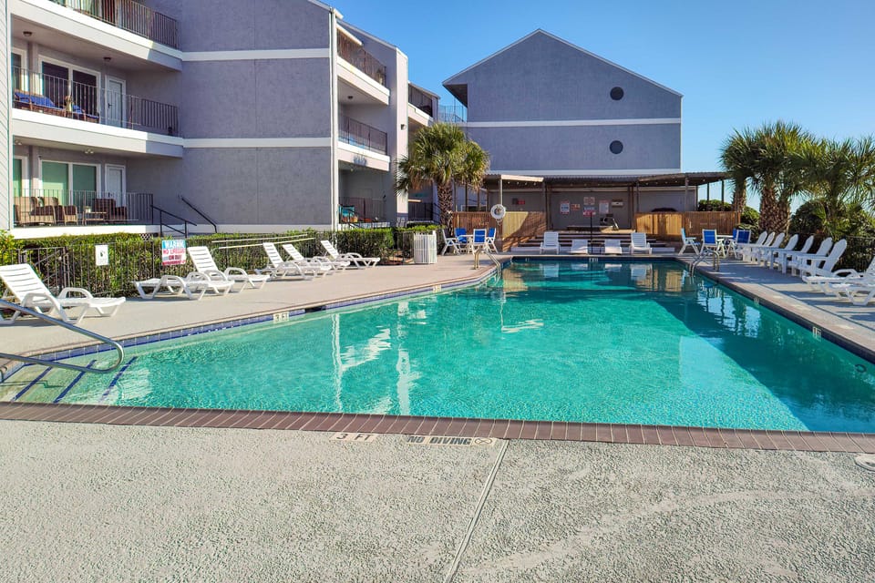 Gulf Views & Resort Perks: Walkable Galveston Gem Apartment in Galveston Island
