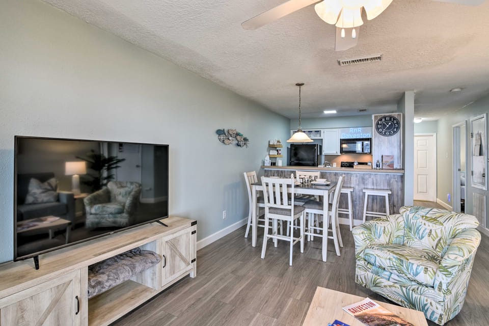 Gulf Views & Resort Perks: Walkable Galveston Gem Apartment in Galveston Island