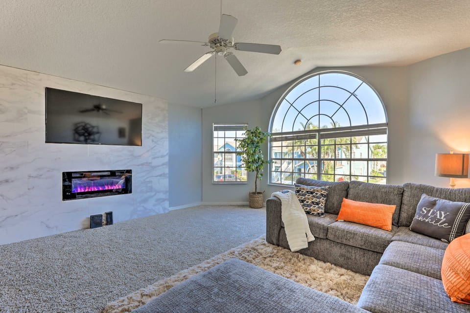 < 8 Mi to Disney: Getaway w/ Deck in Kissimmee! Villa in Four Corners
