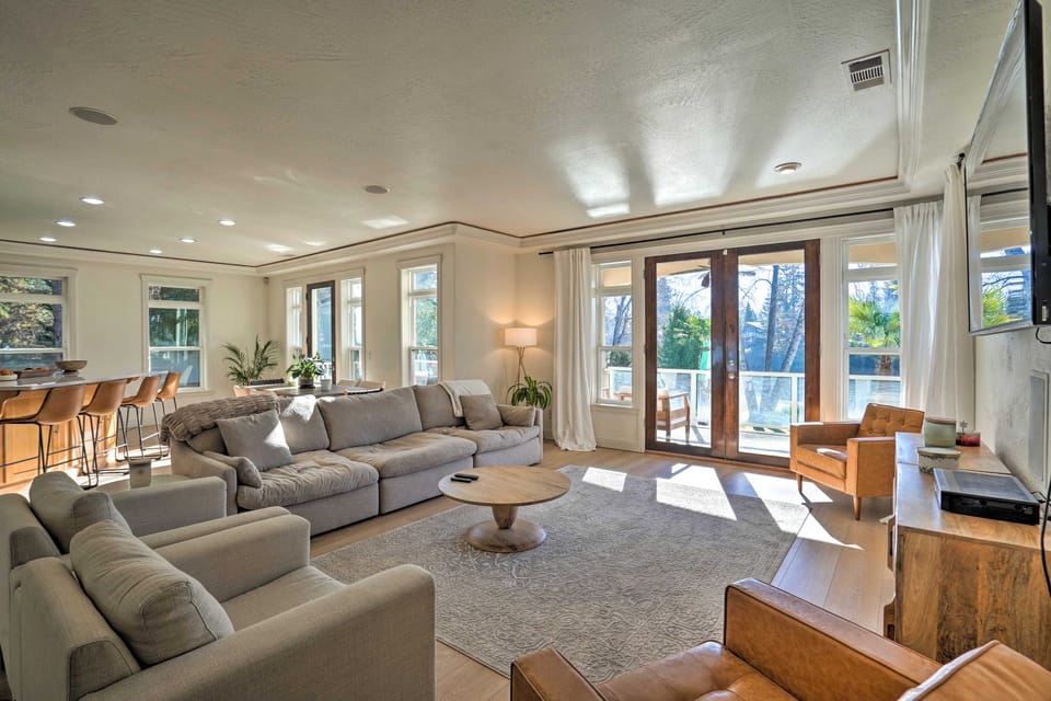 Luxe Getaway w/ Riverfront Views in Grants Pass! House in Grants Pass