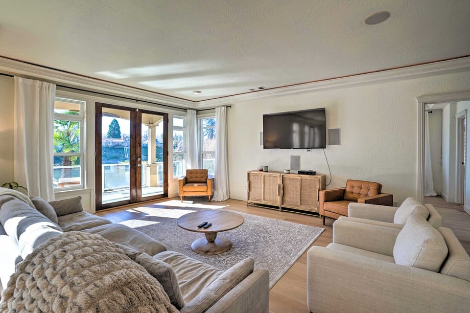 Luxe Getaway w/ Riverfront Views in Grants Pass! House in Grants Pass