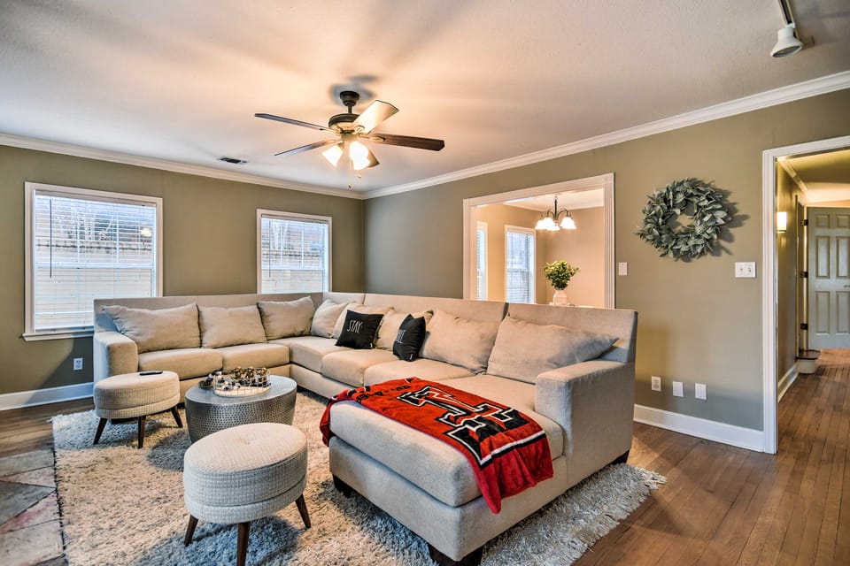 Walk to Texas Tech! Upscale Family Retreat Apartment in Lubbock