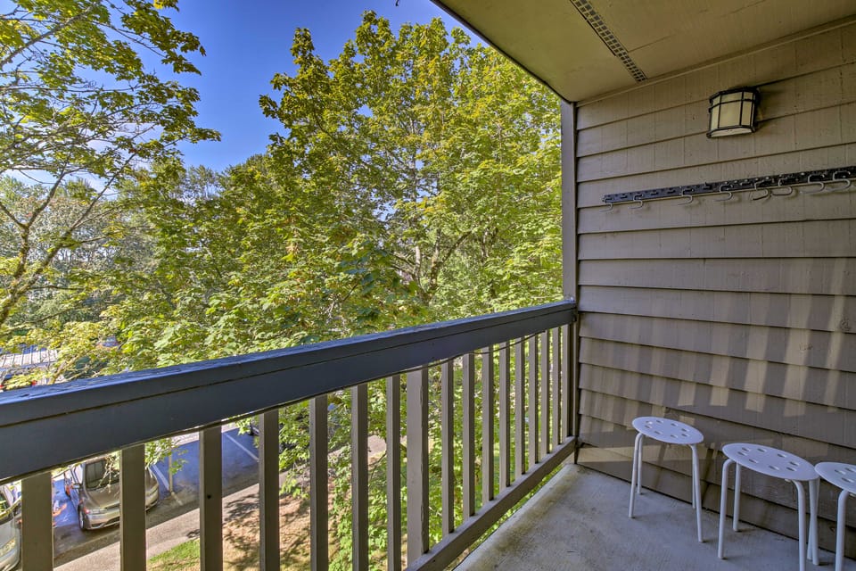 Heart of Seattle's Suburbs! Family-Friendly Condo Apartment in Renton