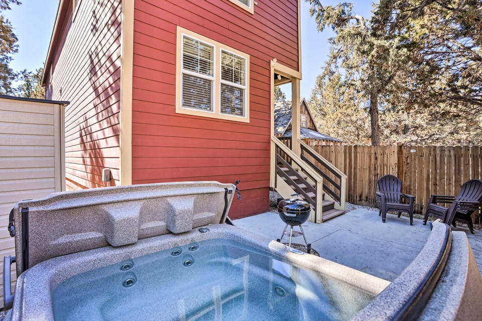 5 Mi to Big Bear Lake: Cozy Cottage w/ Hot Tub Cottage in Southern California