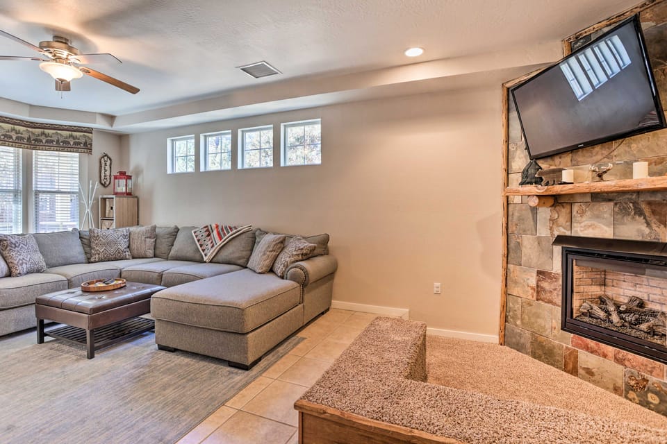 5 Mi to Big Bear Lake: Cozy Cottage w/ Hot Tub Cottage in Southern California