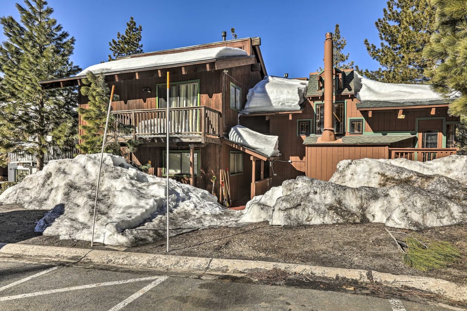 < 1 Mi to Heavenly Lifts: Tahoe Area Townhome! Apartment in Round Hill Village