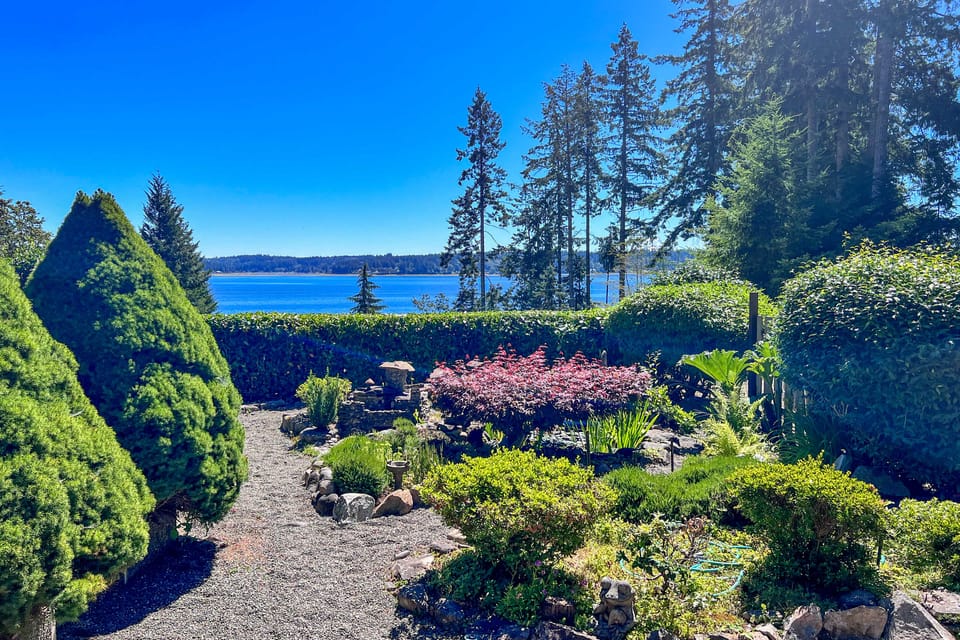 Coastal Cabin w/ Puget Sound & Rainier Views! House in Allyn-Grapeview