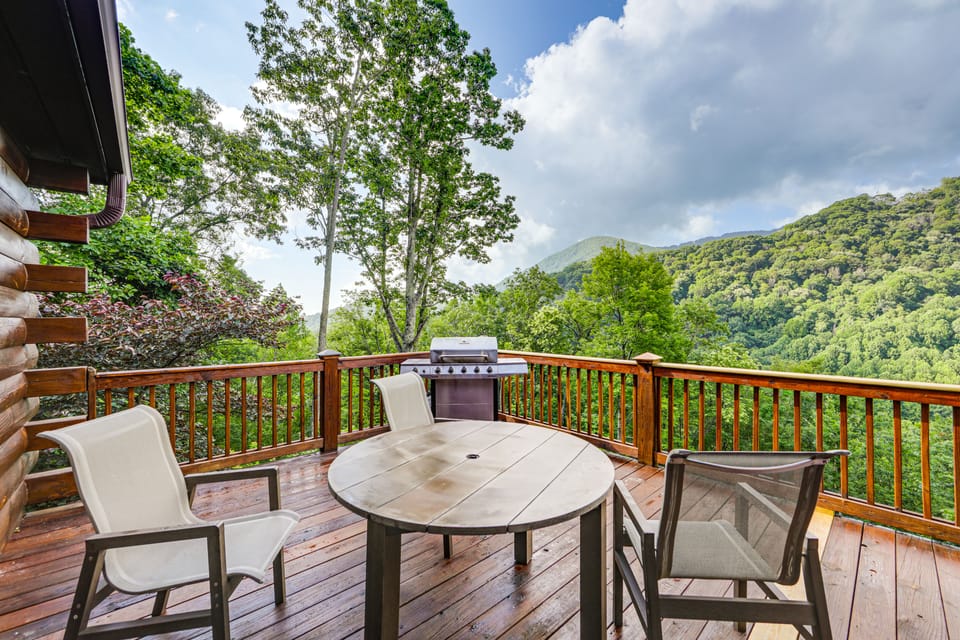 Decks & Mountain Views: Waynesville Getaway! House in Tennessee