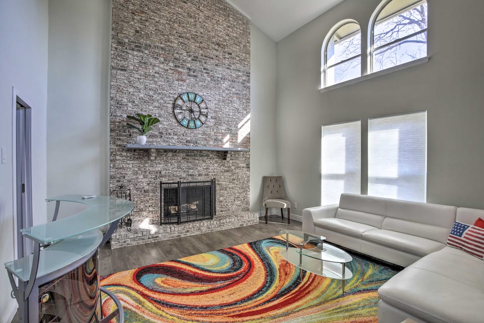 Movie Room & Private Pool: Richardson Retreat House in Richardson