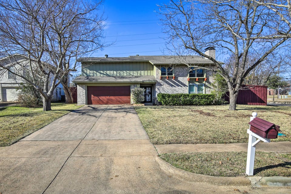 Movie Room & Private Pool: Richardson Retreat House in Richardson