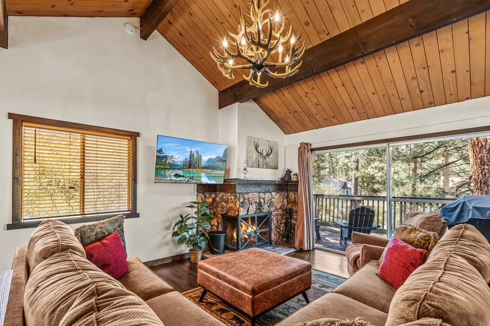 1 Mi to Slopes: Big Bear Ski Haven w/ Hot Tub House in Big Bear