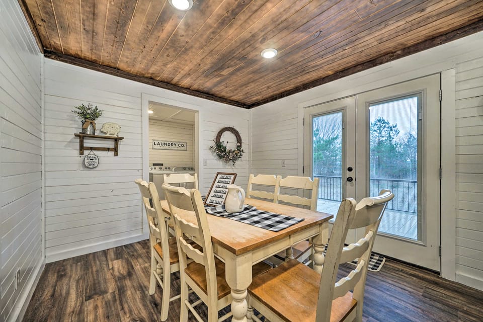Updated Family Home, 20 Mi to Broken Bow Lake! House in Oklahoma