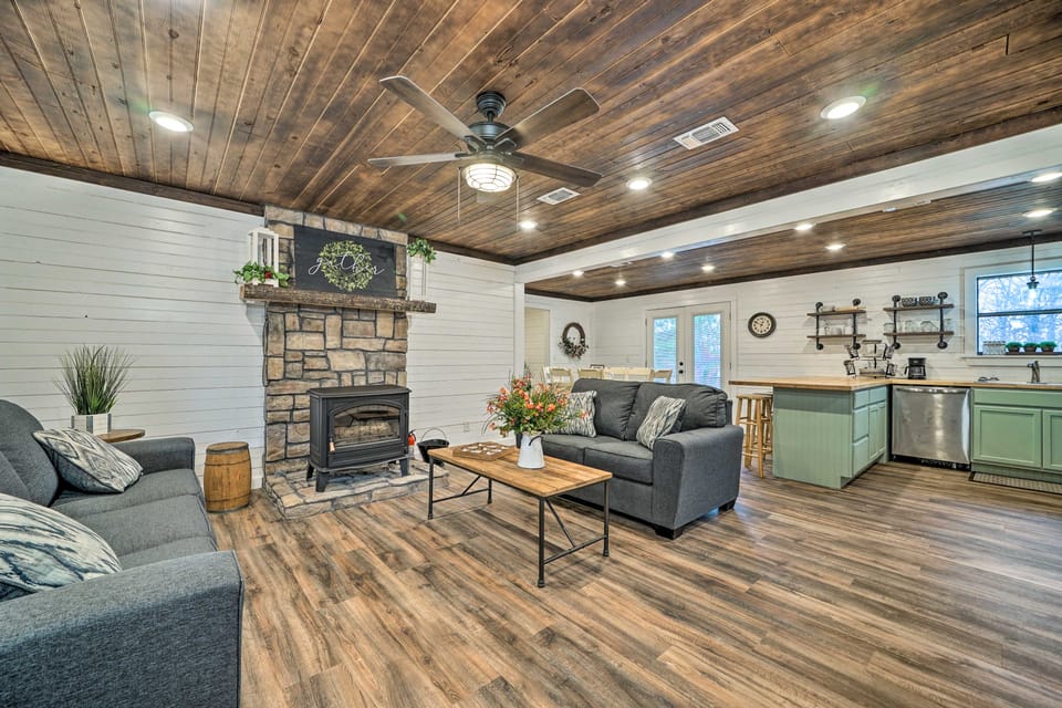 Updated Family Home, 20 Mi to Broken Bow Lake! House in Oklahoma
