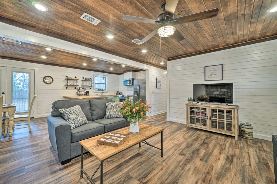 Updated Family Home, 20 Mi to Broken Bow Lake! House in Oklahoma
