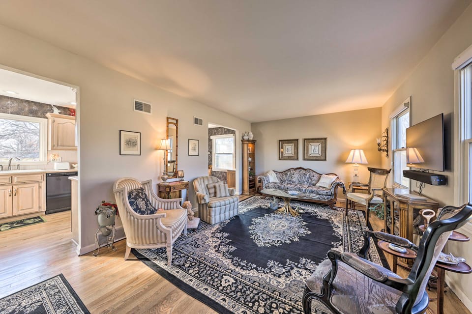 Cozy Kansas City Home w/ Yard - 9 Mi to Dtwn! House in Gladstone