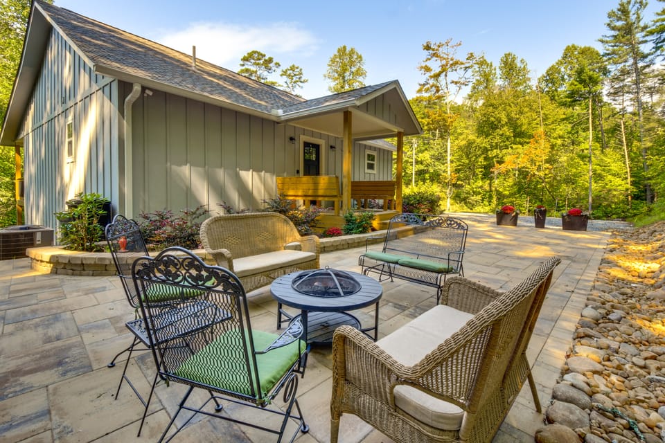 ‘Painted Skies’ Upscale Getaway By Lake Burton! House in Georgia