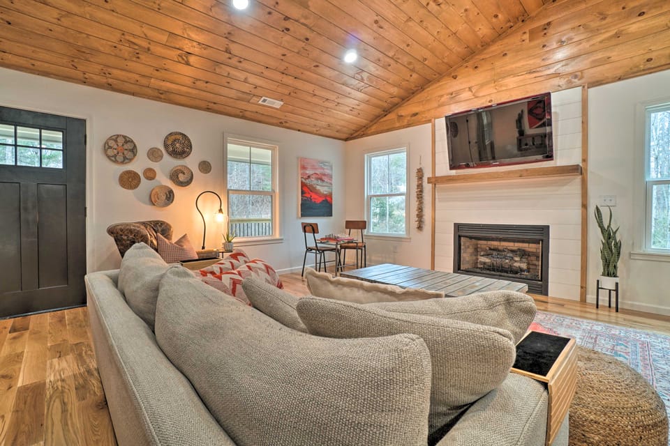 ‘Painted Skies’ Upscale Getaway By Lake Burton! House in Georgia
