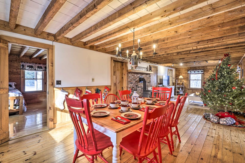 Black Bear Lodge: A Rural White Mtns Retreat House in New Hampshire