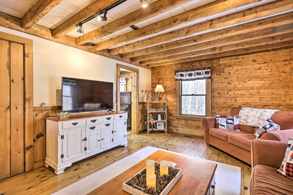 Black Bear Lodge: A Rural White Mtns Retreat House in New Hampshire