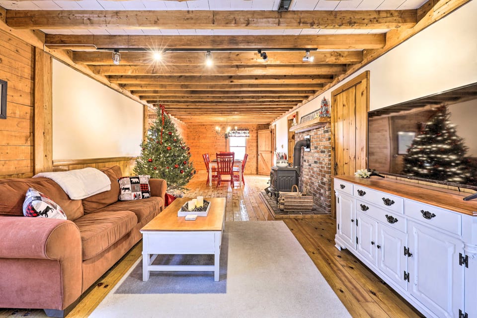 Black Bear Lodge: A Rural White Mtns Retreat House in New Hampshire