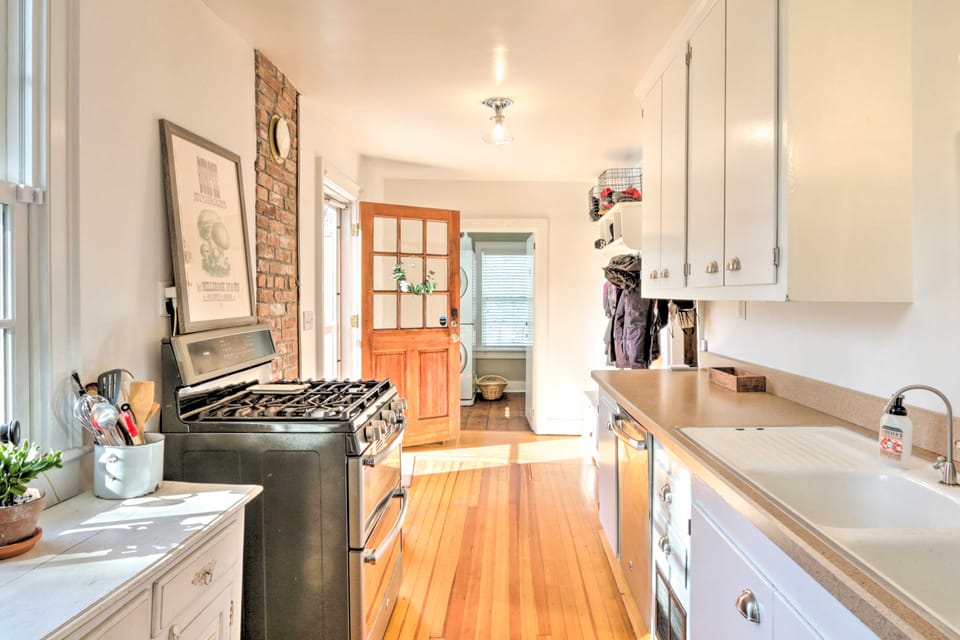 Charming Sharon Dwelling w/ Deck & Fire Pit! House in Sharon