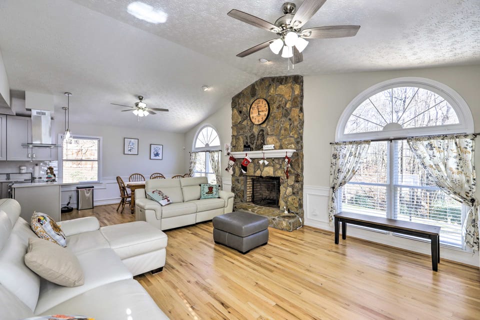 Suwanee House w/ Pool & Game Room! House in Suwanee
