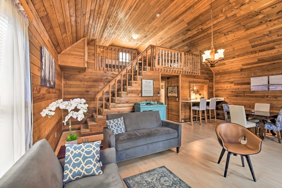 Woodsy Blue Ridge Retreat, 3 Mi to Downtown! House in Georgia