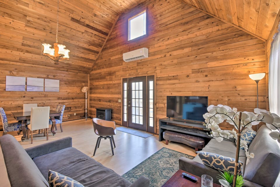 Woodsy Blue Ridge Retreat, 3 Mi to Downtown! House in Georgia