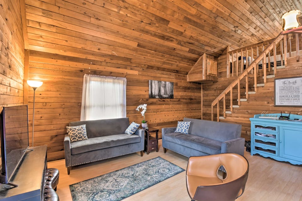 Woodsy Blue Ridge Retreat, 3 Mi to Downtown! House in Georgia