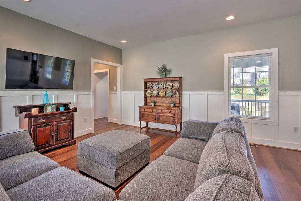 Morrisonville Manor w/ Fire Pit & Hot Tub! House in Waterford